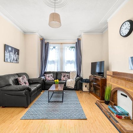 Homely 4-Bedroom Home With 2 Baths & Free Parking London Exteriör bild