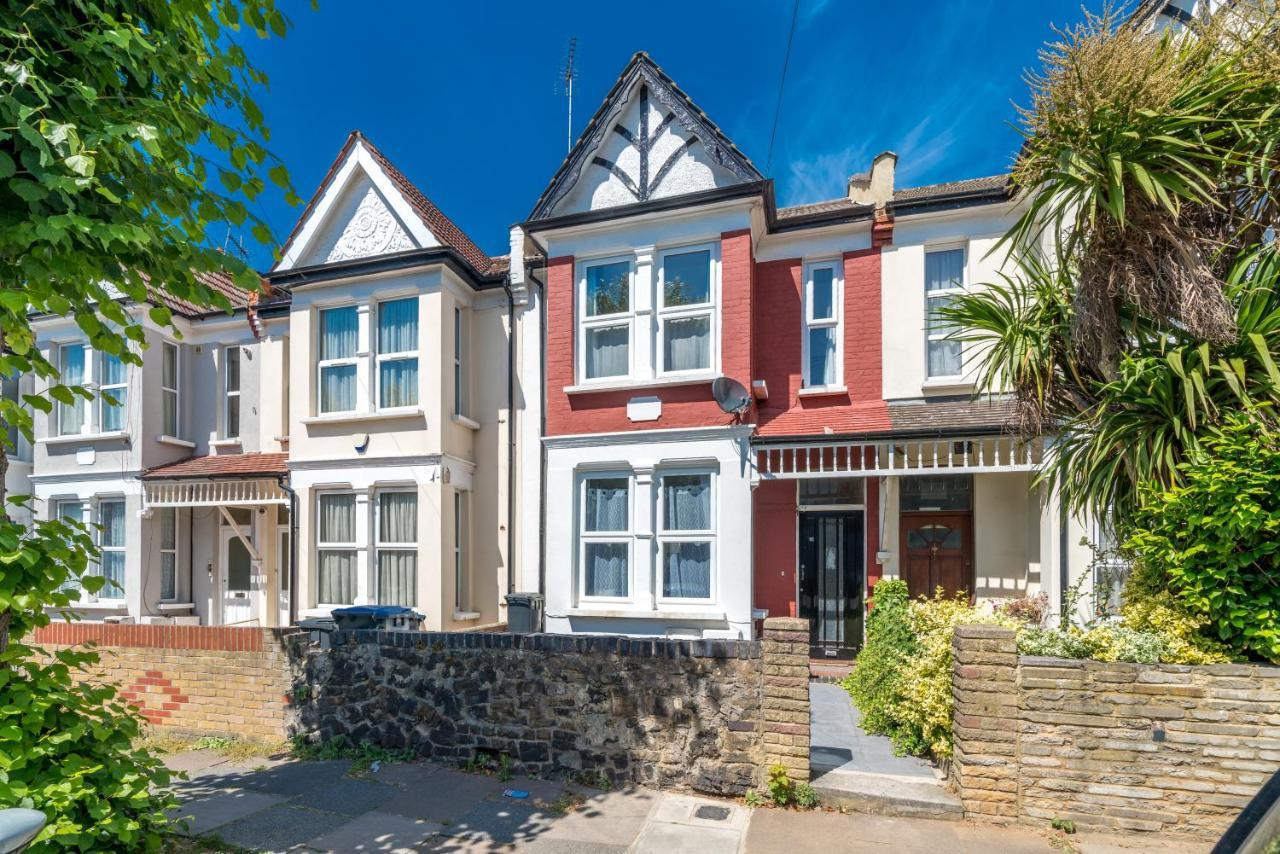 Homely 4-Bedroom Home With 2 Baths & Free Parking London Exteriör bild