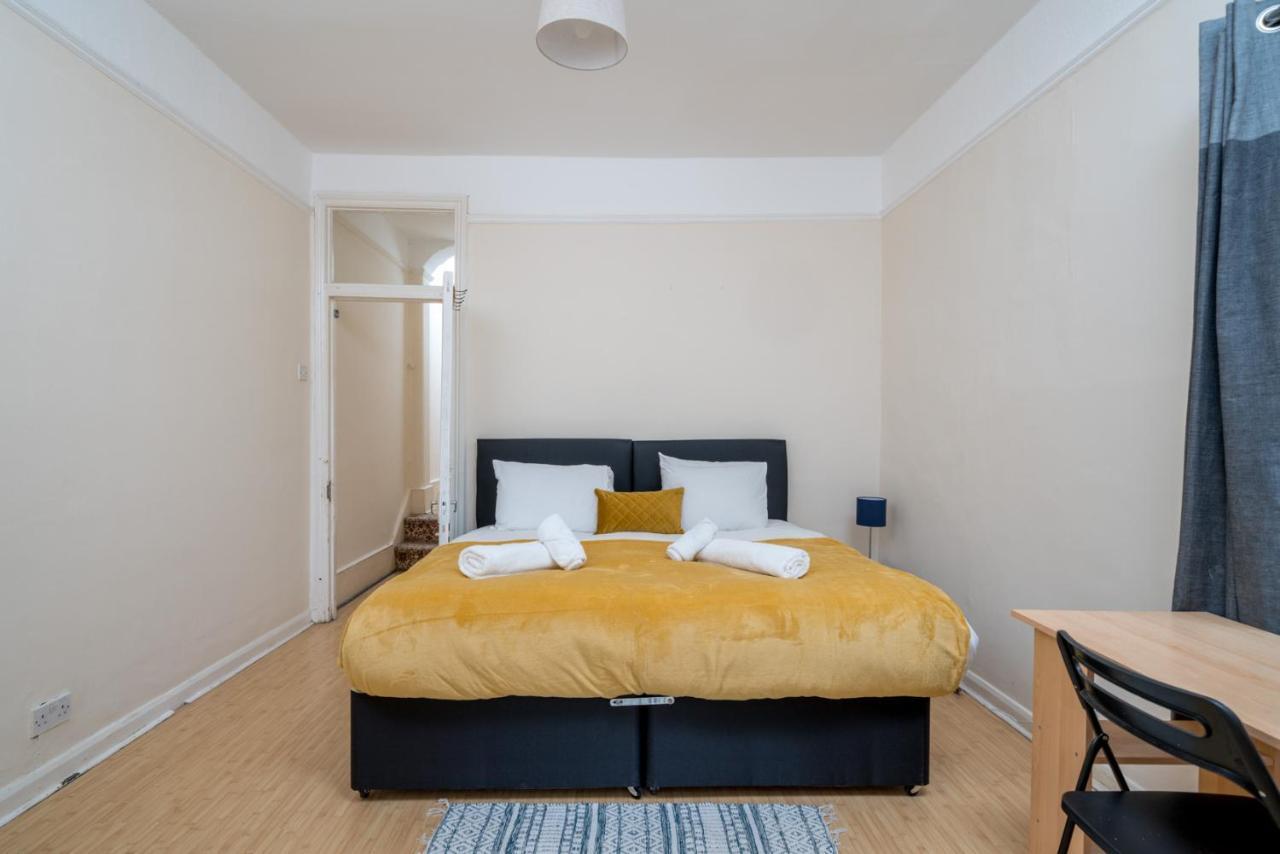 Homely 4-Bedroom Home With 2 Baths & Free Parking London Exteriör bild