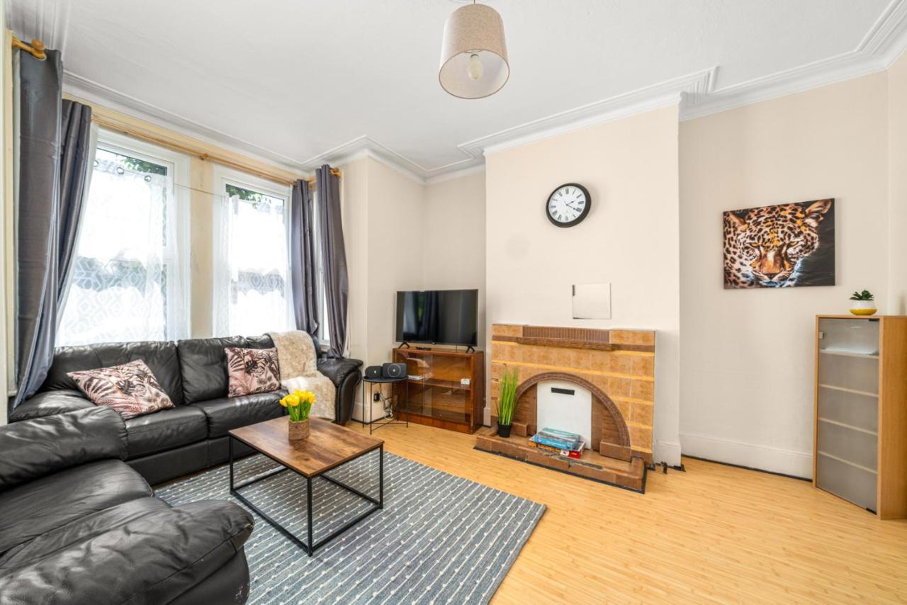 Homely 4-Bedroom Home With 2 Baths & Free Parking London Exteriör bild