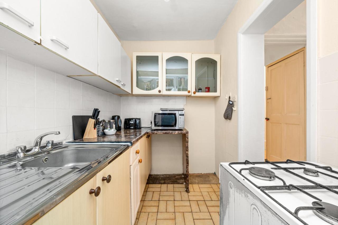 Homely 4-Bedroom Home With 2 Baths & Free Parking London Exteriör bild