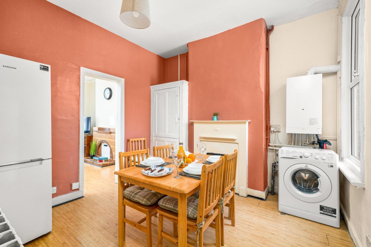 Homely 4-Bedroom Home With 2 Baths & Free Parking London Exteriör bild