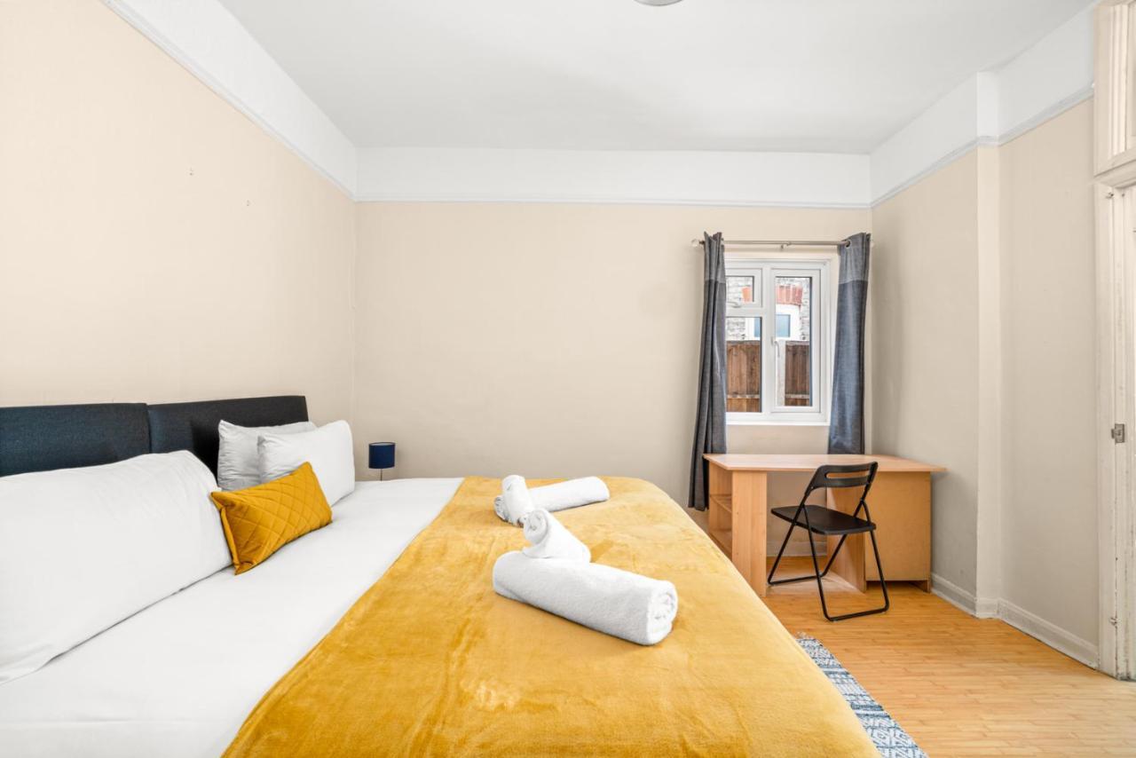 Homely 4-Bedroom Home With 2 Baths & Free Parking London Exteriör bild