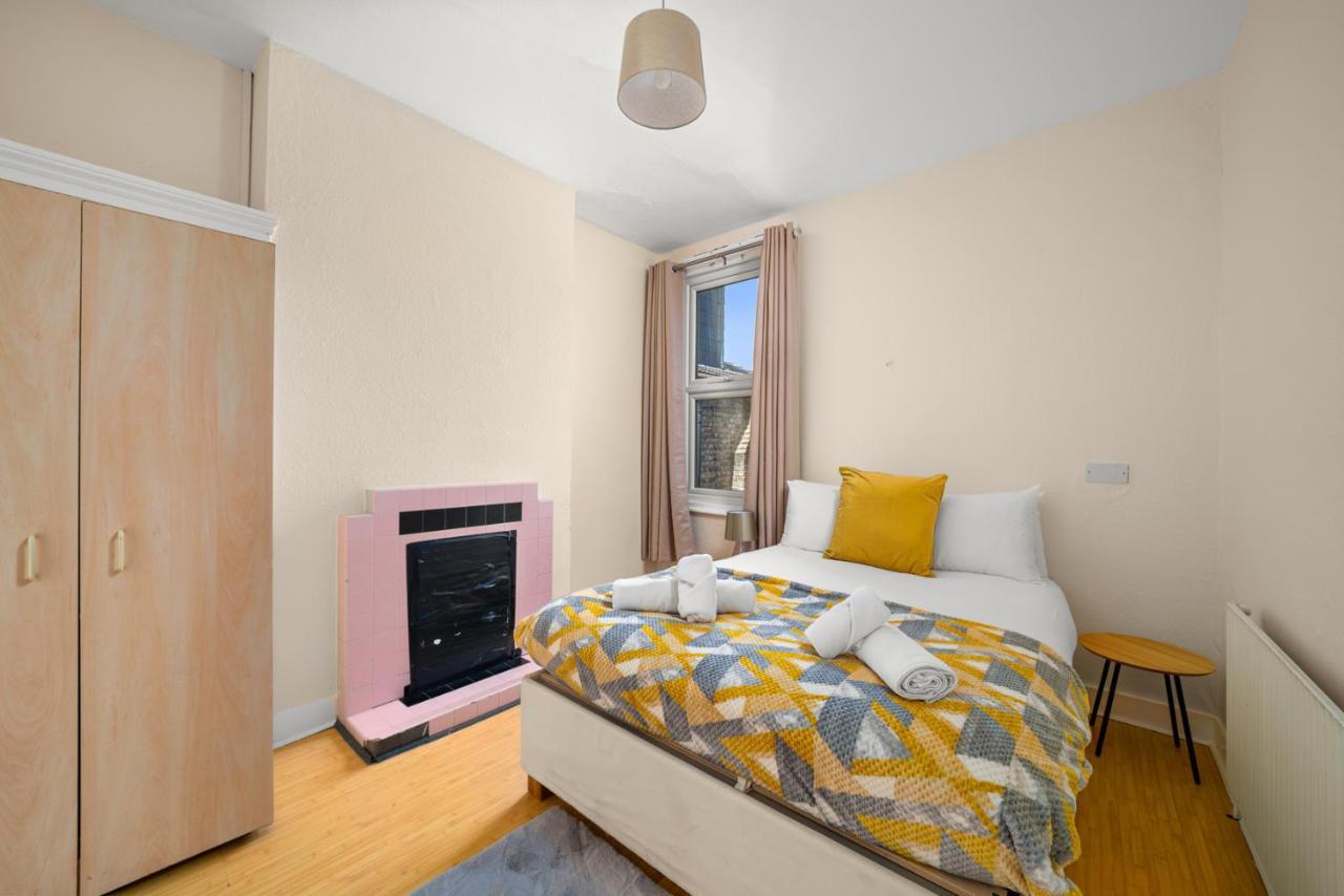Homely 4-Bedroom Home With 2 Baths & Free Parking London Exteriör bild