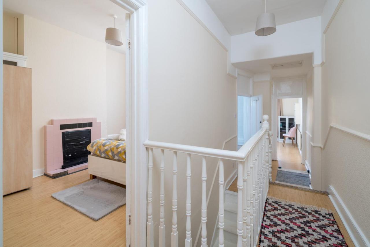 Homely 4-Bedroom Home With 2 Baths & Free Parking London Exteriör bild