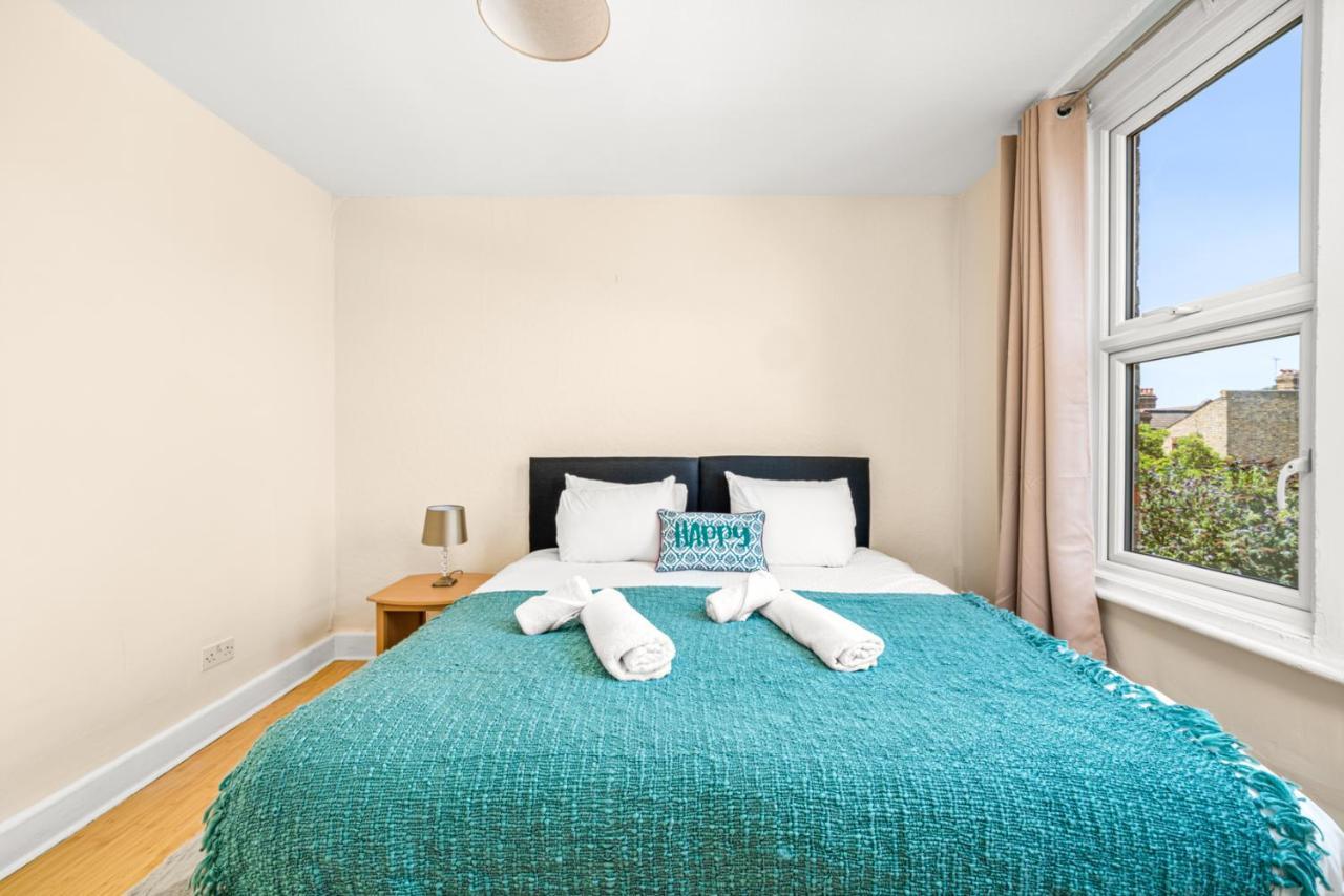 Homely 4-Bedroom Home With 2 Baths & Free Parking London Exteriör bild